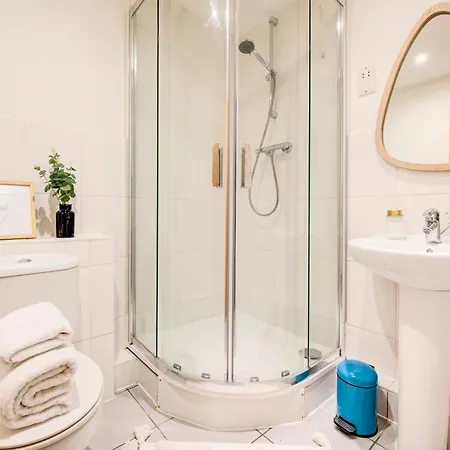 2-bed 2-bath Tower Bridge Gem, Sleeps 8 Apartment *