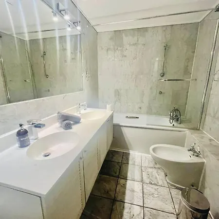 2 Bedroom Flat In Diplomatic Enclave In Kensington Apartment London