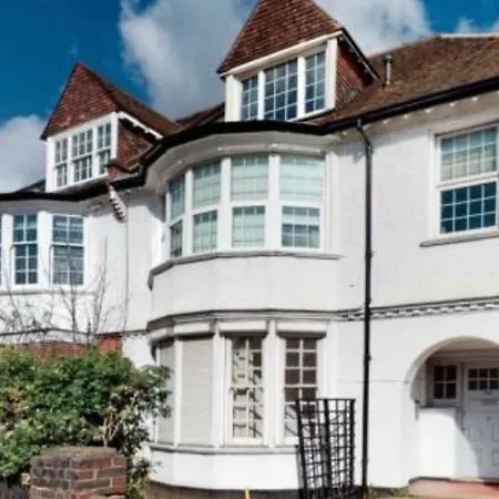Spacious & Charming Garden Flat -zone 2- Great For Access Apartment *