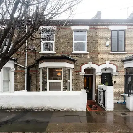 Pass The Keys Characterful Victorian Near Holiday home London