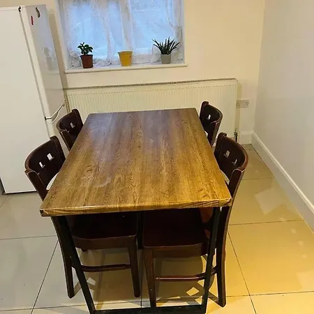 Apartment Room In Wembley London