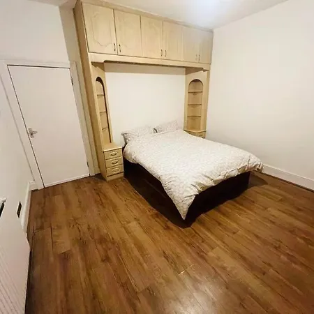 Room In Wembley Apartment *