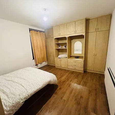 Room In Wembley Apartment *