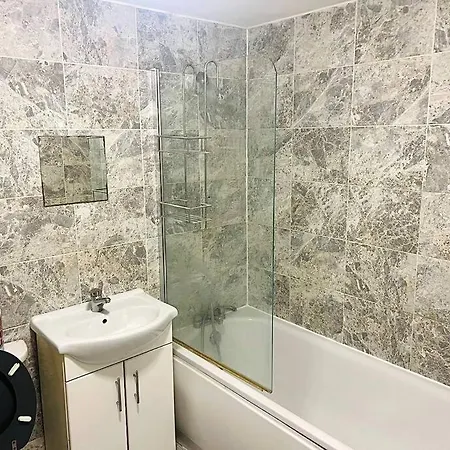 Room In Wembley Apartment