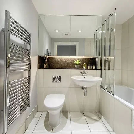 Luxury Riverside Retreat With Stunning Views * London
