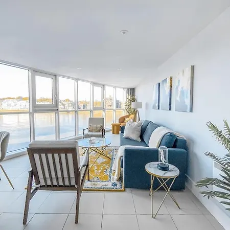 Luxury Riverside Retreat With Stunning Views Apartment *