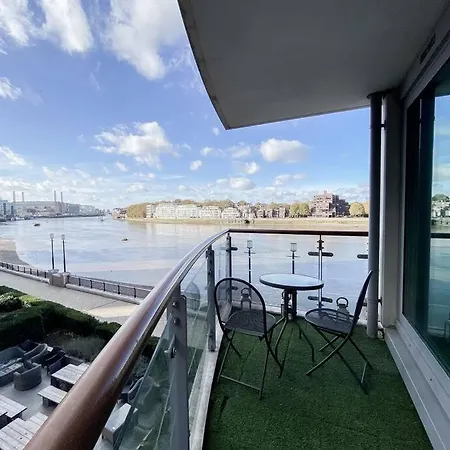 Luxury Riverside Retreat With Stunning Views Apartment *