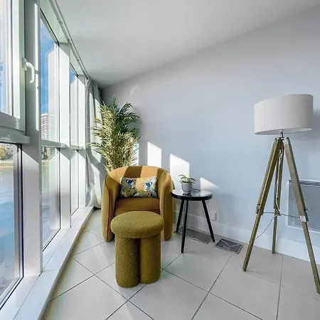 Luxury Riverside Retreat With Stunning Views Apartment *
