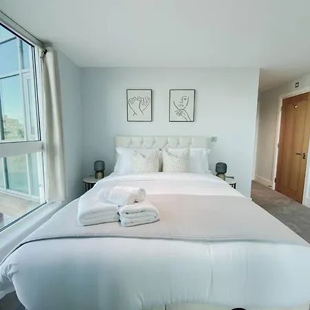 Luxury Riverside Retreat With Stunning Views Apartment