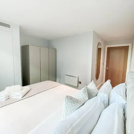 Luxury Riverside Retreat With Stunning Views * London