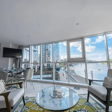 Luxury Riverside Retreat With Stunning Views * London