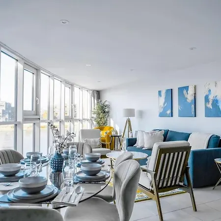 Apartment Luxury Riverside Retreat With Stunning Views London
