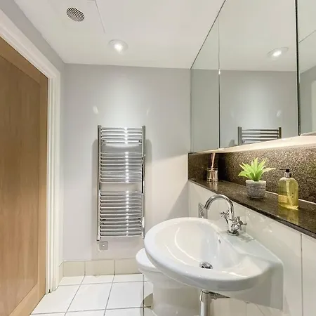 Luxury Riverside Retreat With Stunning Views * London