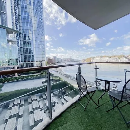 Luxury Riverside Retreat With Stunning Views Apartment