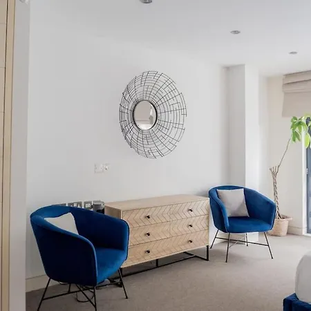 Spectacular Mews House In Holland Park *