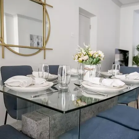 Super Spacious 3 Bedroom And 3 Bathroom Apartment London