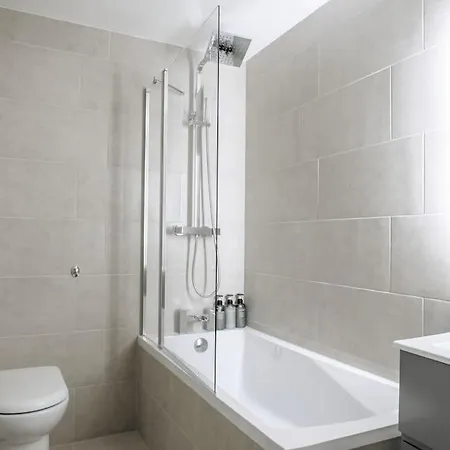 Super Spacious 3 Bedroom And 3 Bathroom * London