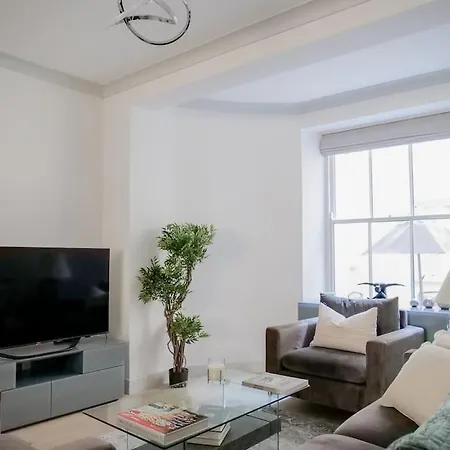 Super Spacious 3 Bedroom And 3 Bathroom Apartment *