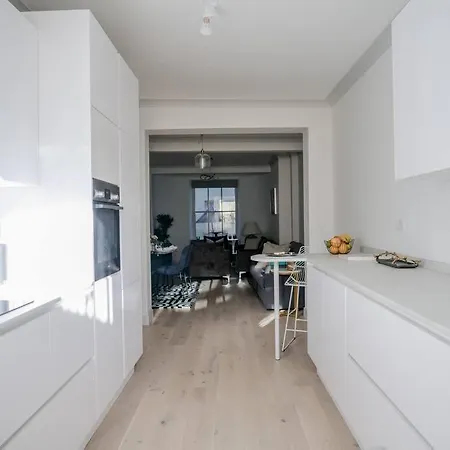 Super Spacious 3 Bedroom And 3 Bathroom Apartment *