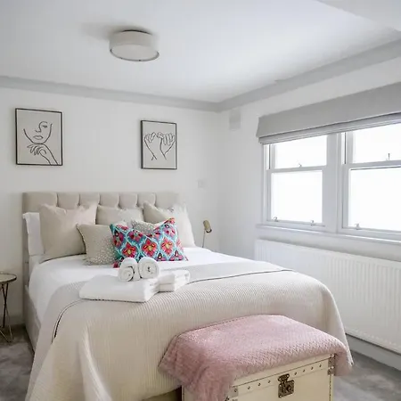 Super Spacious 3 Bedroom And 3 Bathroom Apartment *