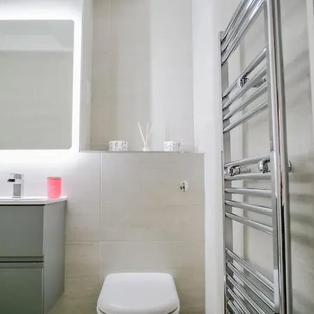 Super Spacious 3 Bedroom And 3 Bathroom London