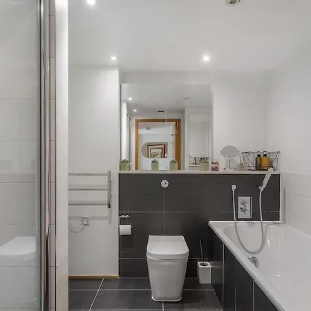 Apartment A Modern Two Bedroom Flat With Private Parking *