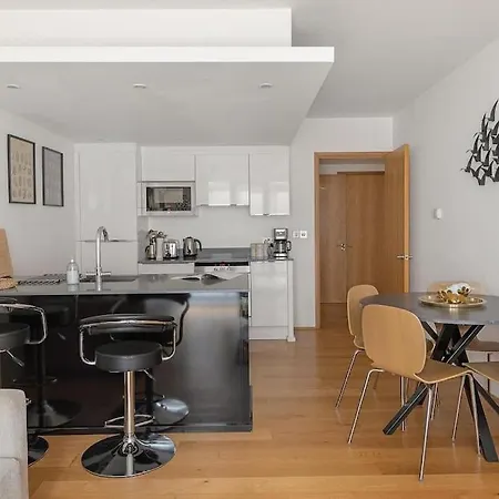 A Modern Two Bedroom Flat With Private Parking Apartment *