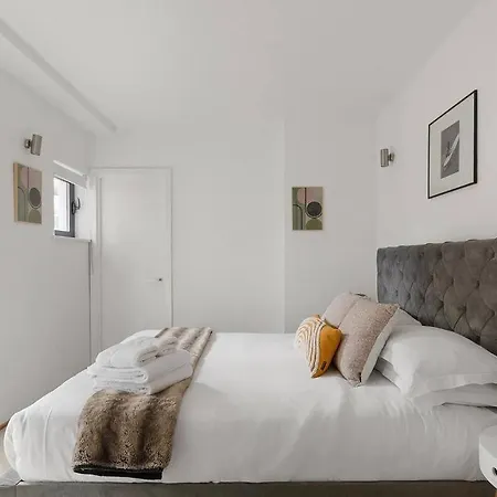 Apartment A Modern Two Bedroom Flat With Private Parking London