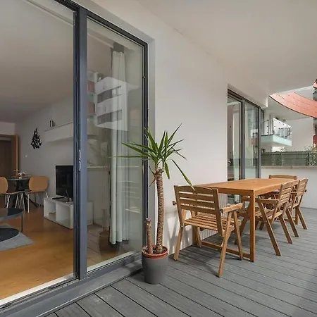 Apartment A Modern Two Bedroom Flat With Private Parking
