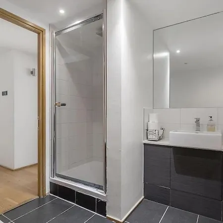 A Modern Two Bedroom Flat With Private Parking Apartment