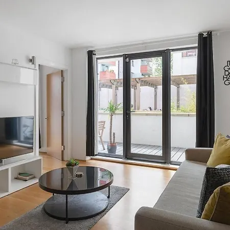 Apartment A Modern Two Bedroom Flat With Private Parking *