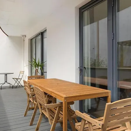 A Modern Two Bedroom Flat With Private Parking * London