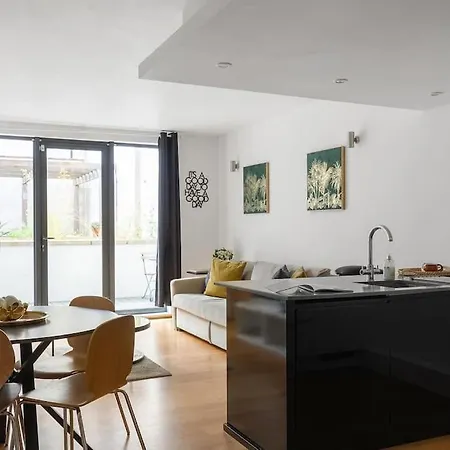 Apartment A Modern Two Bedroom Flat With Private Parking London