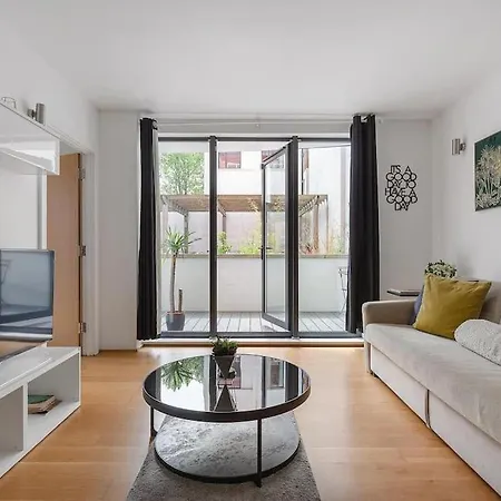 Apartment A Modern Two Bedroom Flat With Private Parking London