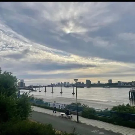 Luxurious River View Apartment London