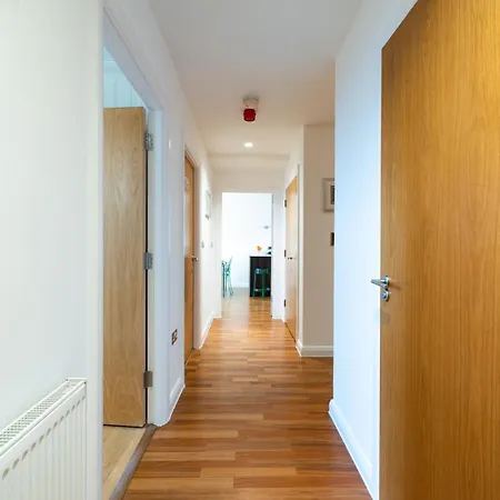 Two Bedroom Flat With Balcony In Central Wimbledon Apartment