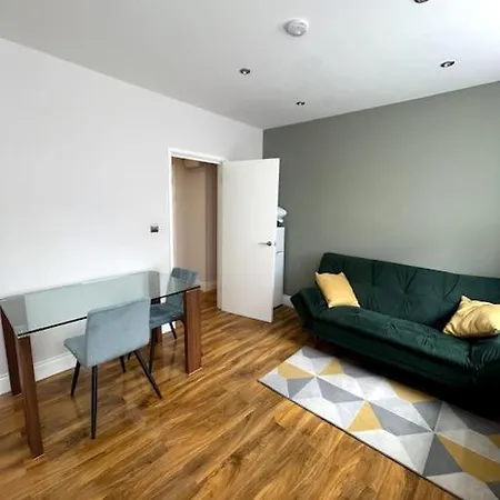 Apartment Stunning Luxury One Bedroom Serviced - *