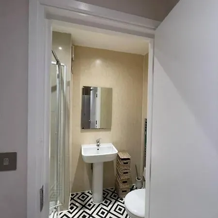 Stunning Luxury One Bedroom Serviced -