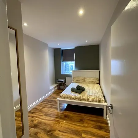 Stunning Luxury One Bedroom Serviced - London