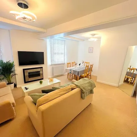Captivating 2-bed In Clapham Apartment London
