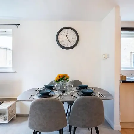 Live The Wembley Buzz! Stylish Flat Near Station & Amenities Apartment *