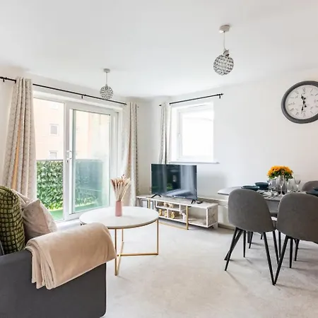 Live The Wembley Buzz! Stylish Flat Near Station & Amenities Apartment *
