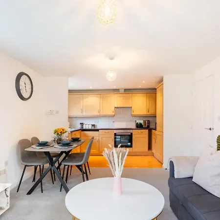Live The Wembley Buzz! Stylish Flat Near Station & Amenities Apartment