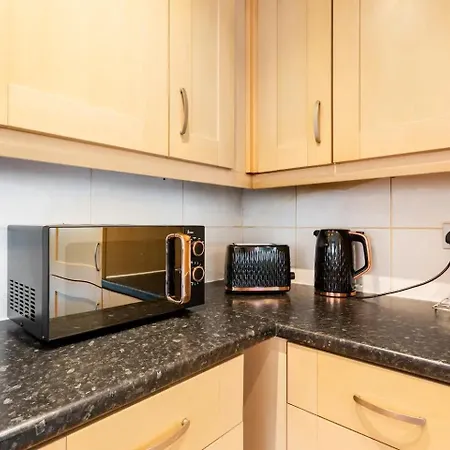 Live The Wembley Buzz! Stylish Flat Near Station & Amenities *