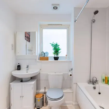 Live The Wembley Buzz! Stylish Flat Near Station & Amenities Apartment *