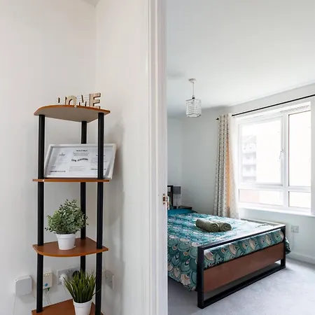Live The Wembley Buzz! Stylish Flat Near Station & Amenities Apartment London