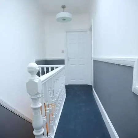 Impeccable 3 Bedroom House Apartment *