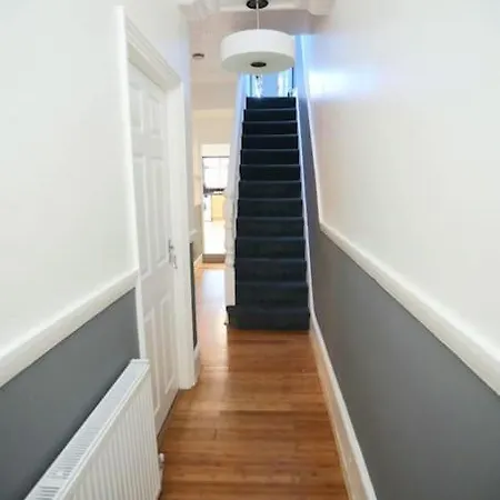Impeccable 3 Bedroom House Apartment Plumstead (Greater London)