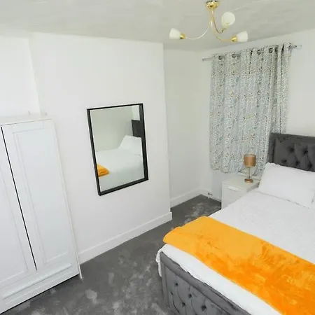 Impeccable 3 Bedroom House Apartment Plumstead (Greater London)