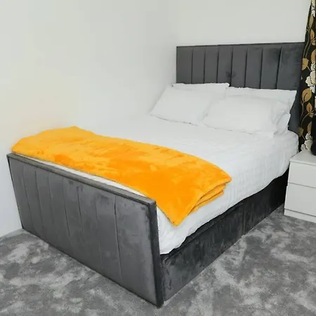 Impeccable 3 Bedroom House Plumstead (Greater London)